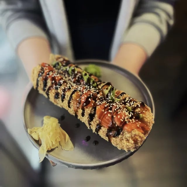 Замовити суші роли WOK у Львові - СУШІ ХОТ-ДОГ ФІЛАДЕЛЬФІЯ З ЛОСОСЕМ ТА АВОКАДО