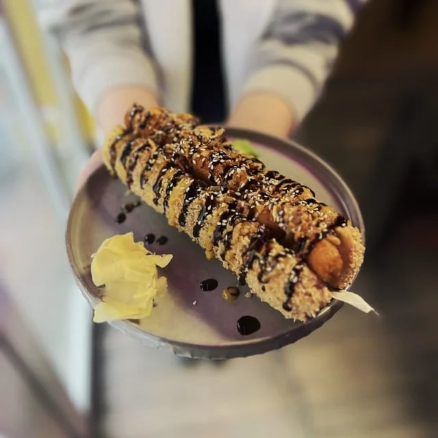 Замовити суші роли WOK у Львові - СУШІ ХОТ-ДОГ З НАГЕТСАМИ У МЕДОВО-ГІРЧИЧНОМУ СОУСІ